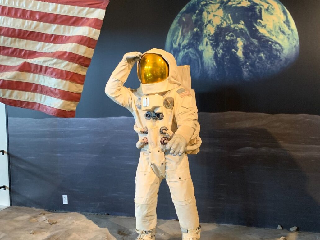 Astronaut vor Mondlandschaft als Symbol für neue Märkte und Business Model Innovation